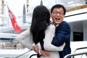 成龙占女明星便宜,一场关于尊重与界限的探讨