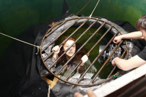 困在牢笼的图片