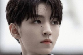 王俊凯的女装照片,突破自我演绎别样风采